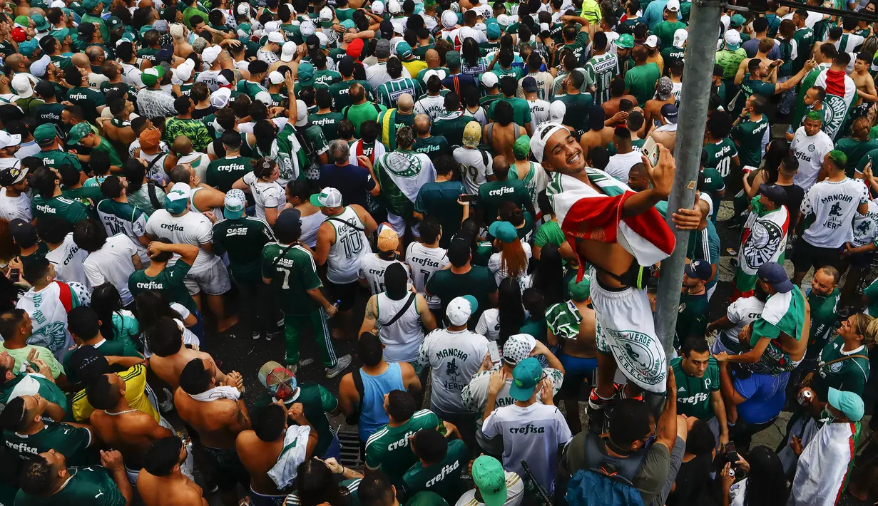 Suporter Palmeiras menonton siaran langsung pertandingan kejuaraan Copa Libertadores, di Sao Paulo, Brasil, Sabtu (27/11/2021). Palmeiras kampiun Copa Libertadores 2021 usai mengalahkan Flamengo 2-1 di Stadion Centenario, Uruguay.  (AP Photo/Marcelo Chello)