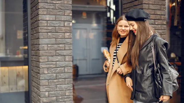 Ide Mix and Match Blazer Look Casual ala Jepang (photo by freepik.com)