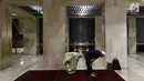 Dua orang jamaah melaksanakan salat tarawih pertama Ramadan 1438 di Masjid Istiqlal, Jakarta, Jumat (26/5). Pemerintah menetapkan 1 Ramadan 1438 Hijriah jatuh pada hari Sabtu 27 Mei 2017. (Liputan6.com/Johan Tallo)