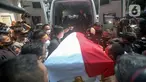 Jenazah almarhum Menpan RB Tjahjo Kumolo dinaikkan ke mobil ambulans untuk dibawa menuju Rumah Dinas Widya Candra dari Rumah Sakit Abdi Waluyo, Jakarta, Jumat (1/7/2022). Tjahjo Kumolo meninggal dunia di RS Abdi Waluyo karena sakit infeksi paru-paru yang diderita. (Liputan6.com/Faizal Fanani)