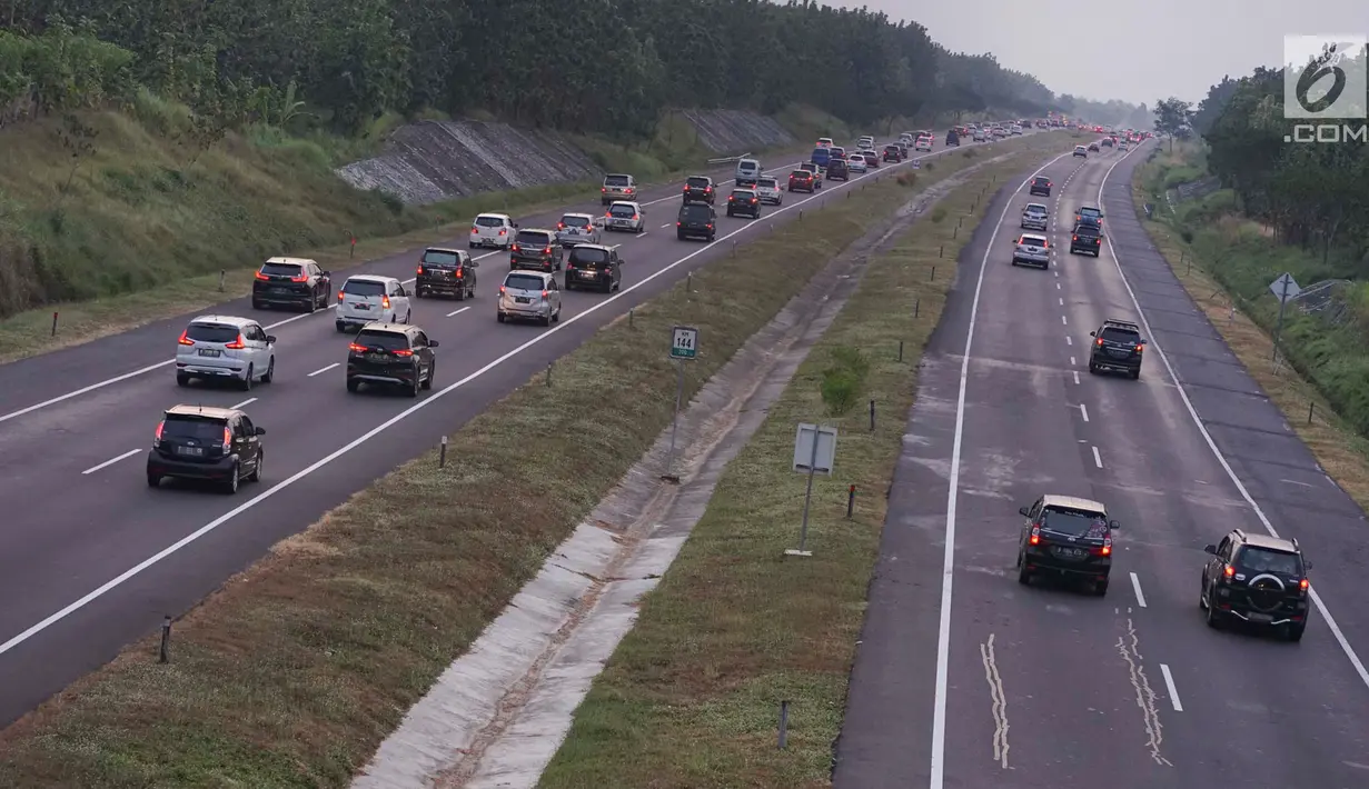 Kendaraan yang didominasi pemudik melintasi Jalan Tol Cipali di kawasan Majalengka, Jawa Barat, Sabtu (8/7). Diberlakukannya sistem satu arah atau one way menyebabkan jalur Trans Jawa dari arah Palimanan menuju Cikampek ramai lancar pada H+3 Lebaran. (Liputan6.com/Immanuel Antonius)