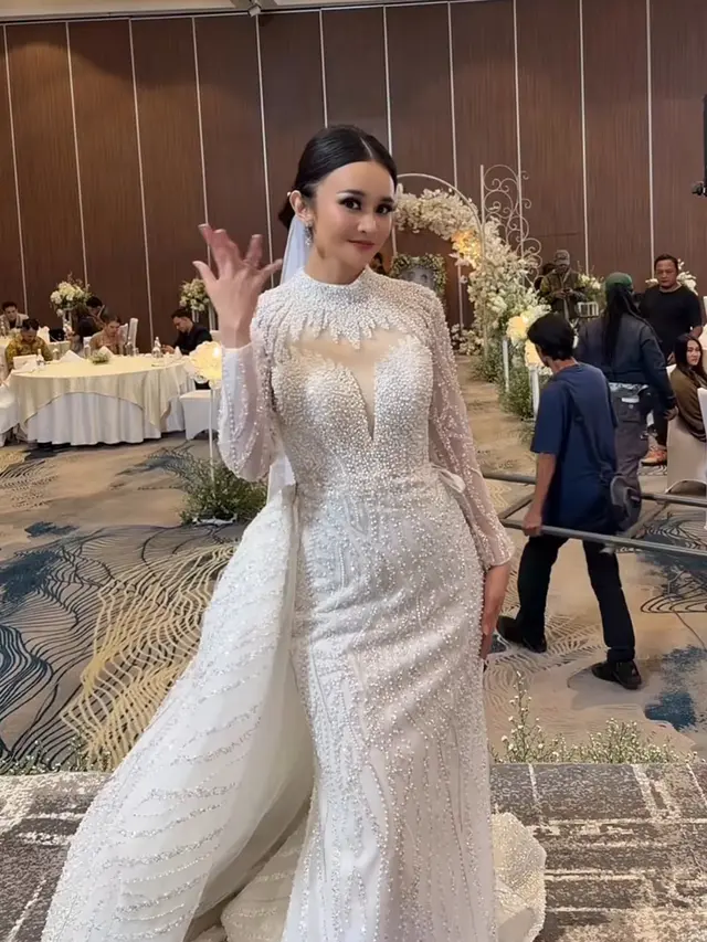Michelle Ziudith Berperan sebagai Pengantin saat resepsi pakai gaun putih. [@michelleziu]