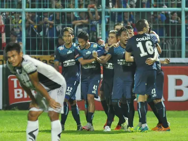 Selebrasi pemain Arema Cronus setelah Ahmad Alfarizi mencetak gol kemenangan ke gawang Sriwijaya FC dalam semifinal Torabika Bhayangkara Cup 2016 di Stadion Kanjuruhan, Kabupaten Malang, Kamis (31/3/2016). (Bola.com/Iwan Setiawan)
