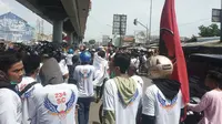Relawan 234 SC melakukan sosialisasi dukungan ditengah kampanye terbuka Capres Jokowi di Pantai Baro Desa Gebang Kabupaten Cirebon. Foto (Liputan6.com / Panji Prayitno)