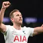 Striker Tottenham Hotspur, Harry Kane baru saja bergabung dalam daftar 5 Besar top skor Liga Inggris sepanjang masa. Tambahan dua golnya saat membantai Everton 5-0 sudah cukup untuk melewati raihan 175 gol Thierry Henry yang sebelumnya ada di posisi ke-5. (AFP/Daniel Leal)