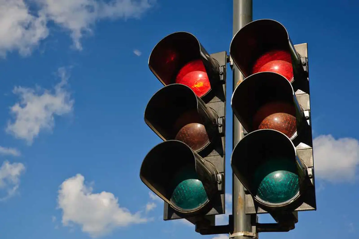 5 Hal Menyebalkan yang Biasa Terjadi di Lampu Lalu Lintas