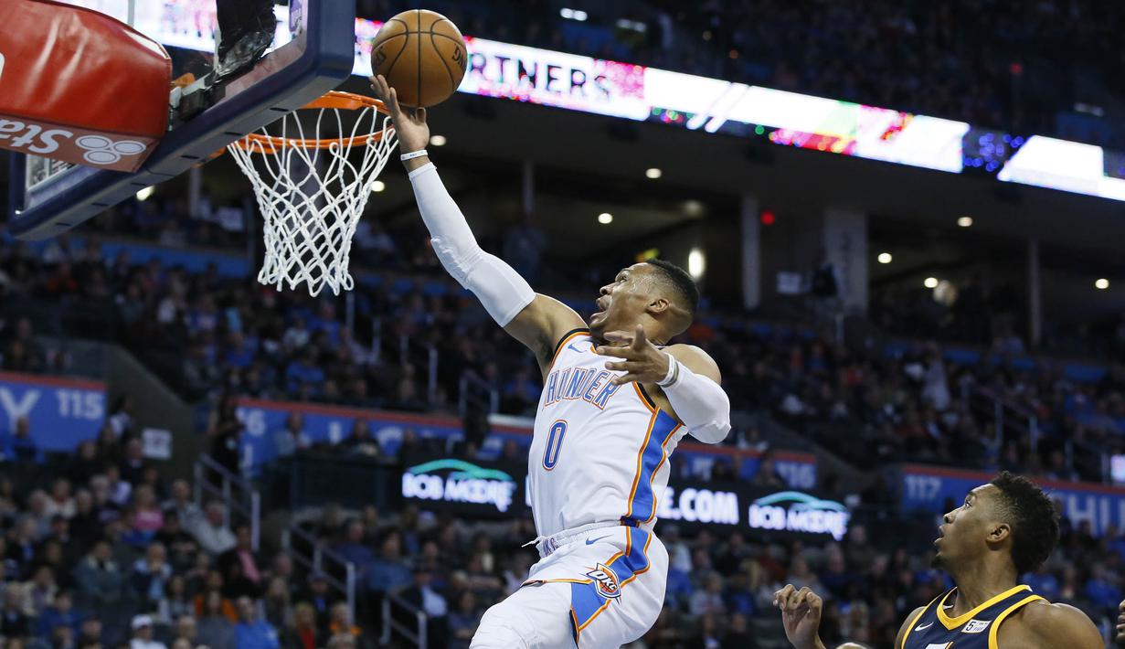 Pebasket Oklahoma City Thunder, Russell Westbrook, memasukkan bola saat melawan Utah Jazz pada laga NBA di Chesapeake Energy Arena, Rabu (6/12/2017). Thunder menang 100-94 atas Jazz. (AP/Sue Ogrocki)