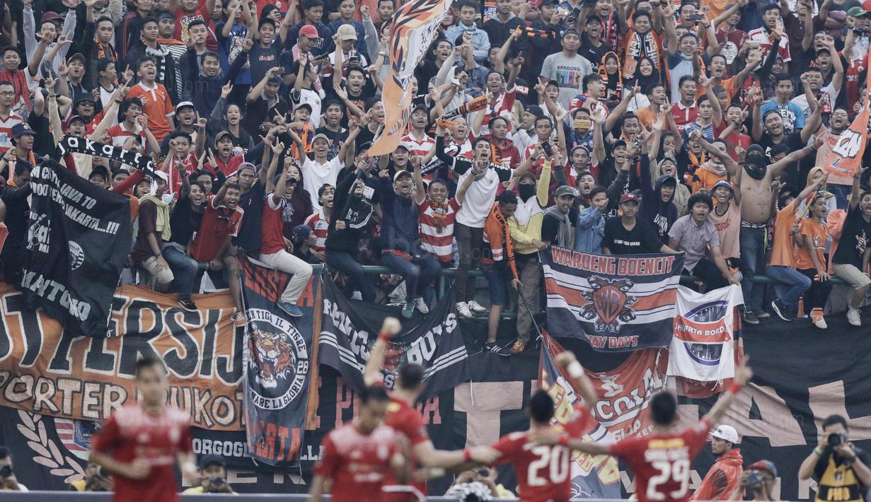Suporter Persija saat pertandingan melawan Mitra Kukar pada laga perempat final Piala Presiden di Stadion Manahan, Solo, Minggu, (4/2/2018). Persija menang 3-1 atas Mitra Kukar. (Bola.com/M Iqbal Ichsan)