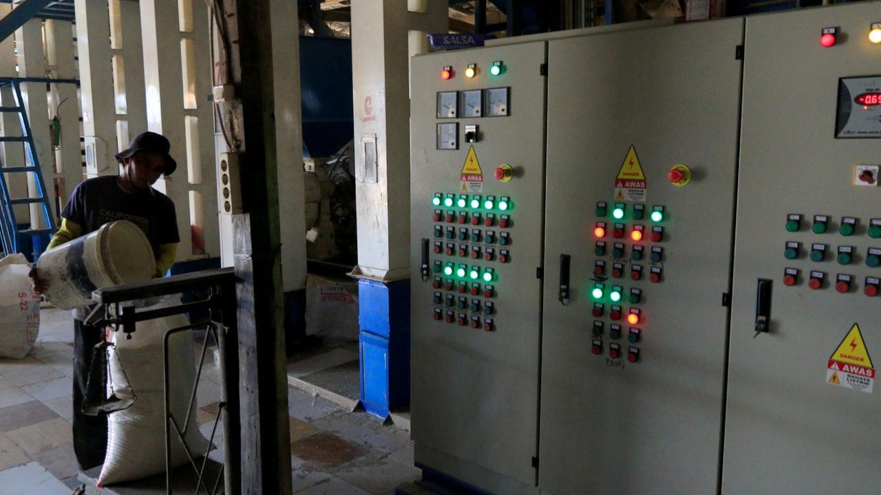 FOTO: Berkat Electrifying Agriculture PLN, Penggilingan Padi di Bekasi Hemat Biaya Produksi dan Kurangi Polusi