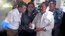 Wakil Presiden RI, Jusuf Kalla (kanan) berdiskusi dengan Menteri Perhubungan, Ignasius Jonan disela-sela pertemuan dengan sejumlah keluarga penumpang pesawat AirAsia QZ8501 di Bandara Juanda, Surabaya, Senin, (29/12). (Liputan6.com/Johan Tallo)