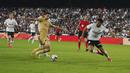 Saat pertandingan sepertinya akan berakhir imbang, Rapinha memberikan umpan cantik yang berhasil dijangkau oleh Robert Lewandowski. (AP Photo/Alberto Saiz)