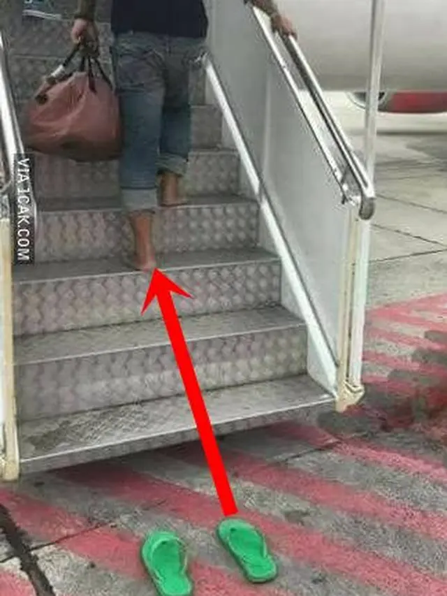 Malah Hilang, Ini 5 Aksi Kocak Orang Lepas Alas Kaki Ini Bikin Geleng Kepala