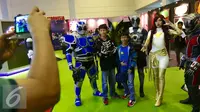 Pengunjung berfoto bersama para tokoh comic con di pameran Indonesia Comic Con di JCC, Jakarta, Sabtu (14/11). Lebih dari 80 produk baru dan eksklusif diperkenalkan pada pameran tersebut. (Liputan6.com/Fery Pradolo)