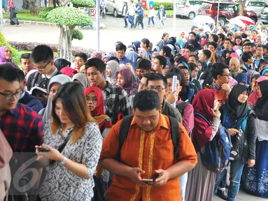 Ratusan peserta memadati pelataran Gedung Dhanapala Kementerian Keuangan, Jakarta, Selasa (31/1).  Para Pelajar tersebut mengantri untuk memasuki pameran pendidikan tinggi Lembaga Pengelola Dana Pendidikan (LPDP) Edufair 2017. (Liputan6.com/Angga Yuniar)