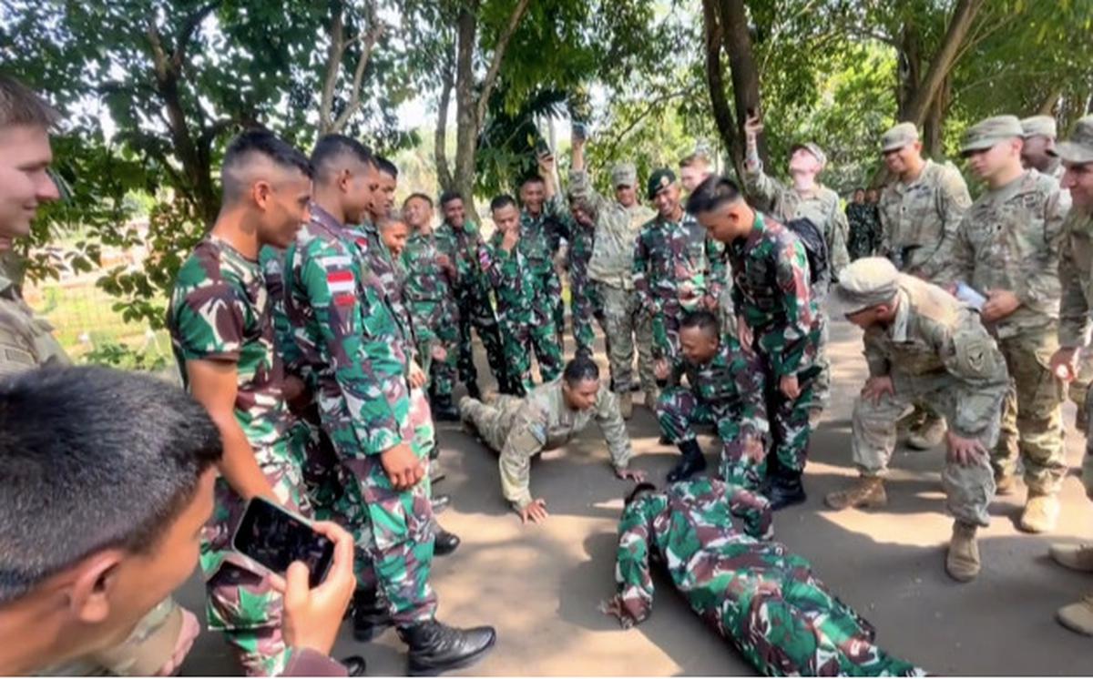 adu push up tentara
