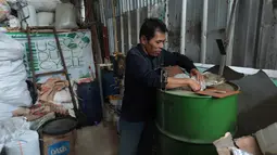 Pengurus RW 01 memproses sampah plastik menjadi bahan bakar alternatif atau petasol di Jakarta, Senin (19/10/2026). Dari satu kilogram sampah, proses ini diklaim mampu menghasilkan sekitar 0,95 liter bahan bakar. (KLY/Budy Santoso)