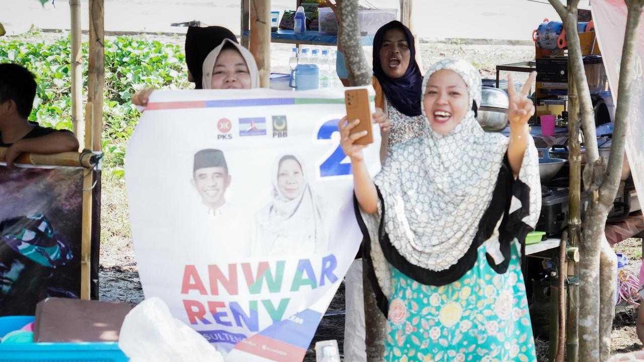 Masyarakat Palasa memberikan dukungan untuk Calon Gubernur Sulawesi Tengah (Sulteng) nomor urut 2, Anwar Hafid (Istimewa)