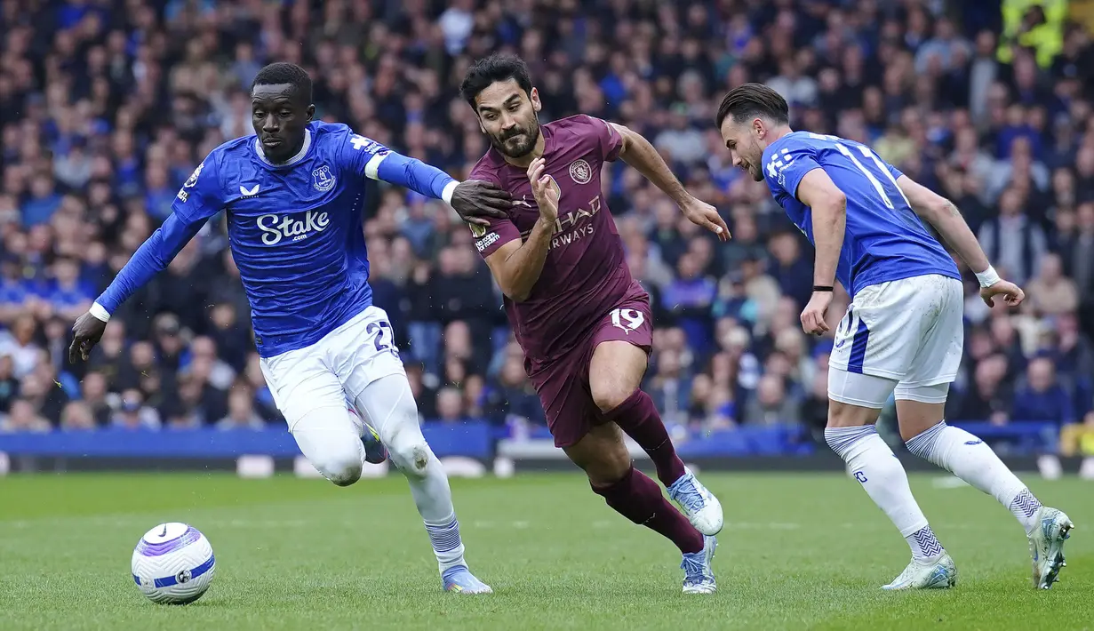 Pemain Manchester City, Ilkay Gundogan (tengah) menggiring bola melewati sejumlah pemain Everton dalam laga lanjutan Liga Inggris 2024/2025 di Goodison Park, Liverpool, Inggris, Sabtu (19/04/2025) waktu setempat. (AP Photo/Peter Byrne)