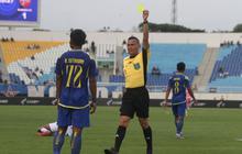 Pelatih Arema Sebut Wasit Biang Kekalahan dari Borneo FC, Benarkah Keputusan Kontroversial Jadi Penentu?