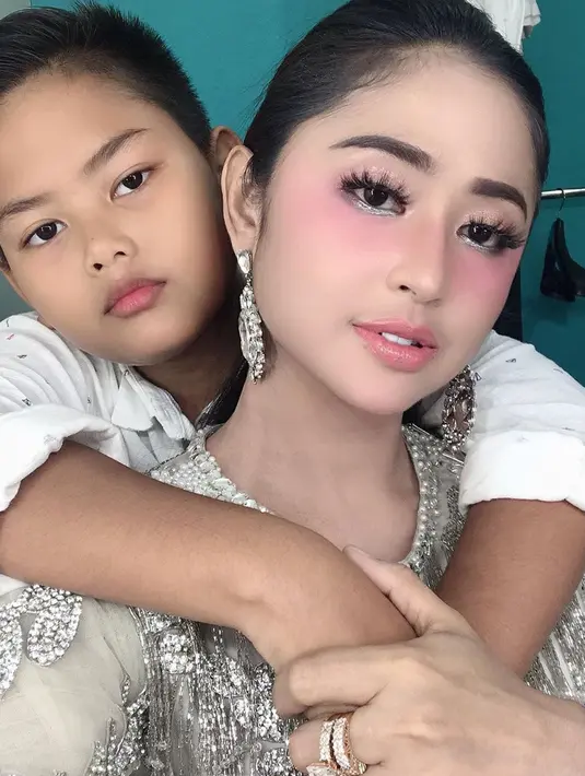 Tidak memiliki anak kandung dari pernikahannya tidak menyurutkan semangat Dewi Persik. Dirinya memutuskan untuk mengadopsi Gabriel saat masih berusia dua minggu. (Liputan6.com/IG/@dewiperssikreal)