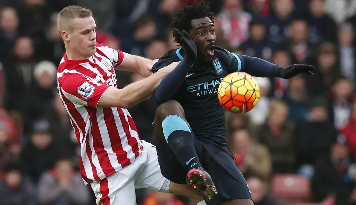  Pemain Manchester City, Wilfried Bony saat berebut bola dengan pemain Stoke City pada lanjutan Liga Premier Inggris di Stadion Britania, Sabtu (5/12/2015) (Reuters/Phil Noble)