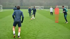 Sejumlah pemain Tottenham Hotspur saat mengambil bagian dalam sesi latihan di London, Inggris (8/4). Tottenham akan bertanding melawan Manchester City pada leg pertama babak perempatfinal Liga Champions di Stadion Tottenham Hotspur. (AFP Photo/Glyn Kirk)
