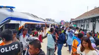 Ribuan warga mengantri menunggu kedatangan rangkaian gerbong kereta api, di Stasiun Garut Kota dalam uji coba resmi jalur reaktivasi tahap pertama Stasiun Cibatu -Garut Kota. (Liputan6.com/Jayadi Supriadin)