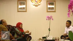 Menteri Sosial Khofifah Indar Parawansa berdialog dengan Kepala Densus 88 Eddy Hartono saat melakukan pertemuan di ruang kerja Kemensos, Jakarta, Selasa (31/1). (Liputan6.com/Helmi Affandi)