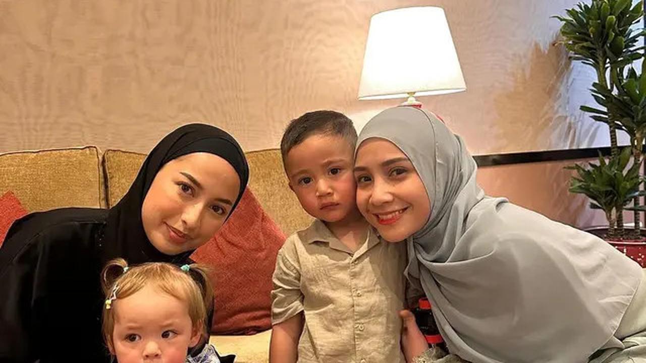 6 Potret Nagita Slavina Tampil Anggun saat Umroh, Pakai Abaya Mahal dan Tas Hermes Rp300 juta