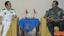 Citizen6, Surabaya: Dankobangdikal Laksda TNI Djoko Teguh Wahojo menerima kunjungan resmi  Gubernur Akademi Angkatan Laut China, Senior Captain Jiang Guoping di Loby Utama Gedung Mako Ki Hadjar Dewantara, Selasa (4/9). (Pengirim: Penkobangdikal).