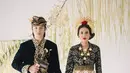 Angga tampil gagah dengan baju Pegon bordir emas bermotif flora, lengkap dengan songket benang emas motif Cungklik, ikat kepala destar sapuk, serta aksesori Bunga Sandat dan keris.  [@angga].