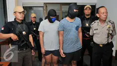 Petugas Polsek menggiring 5 tersangka penculikan untuk dihadirkan dalam rilis di Polsek Mampang, Jakarta, Rabu (20/1). Polsek Mampang Prapatan berhasil mengamankan 5 tersangka penculikan dan penganiayaan pelajar SMK. (Liputan6.com/Yoppy Renato)