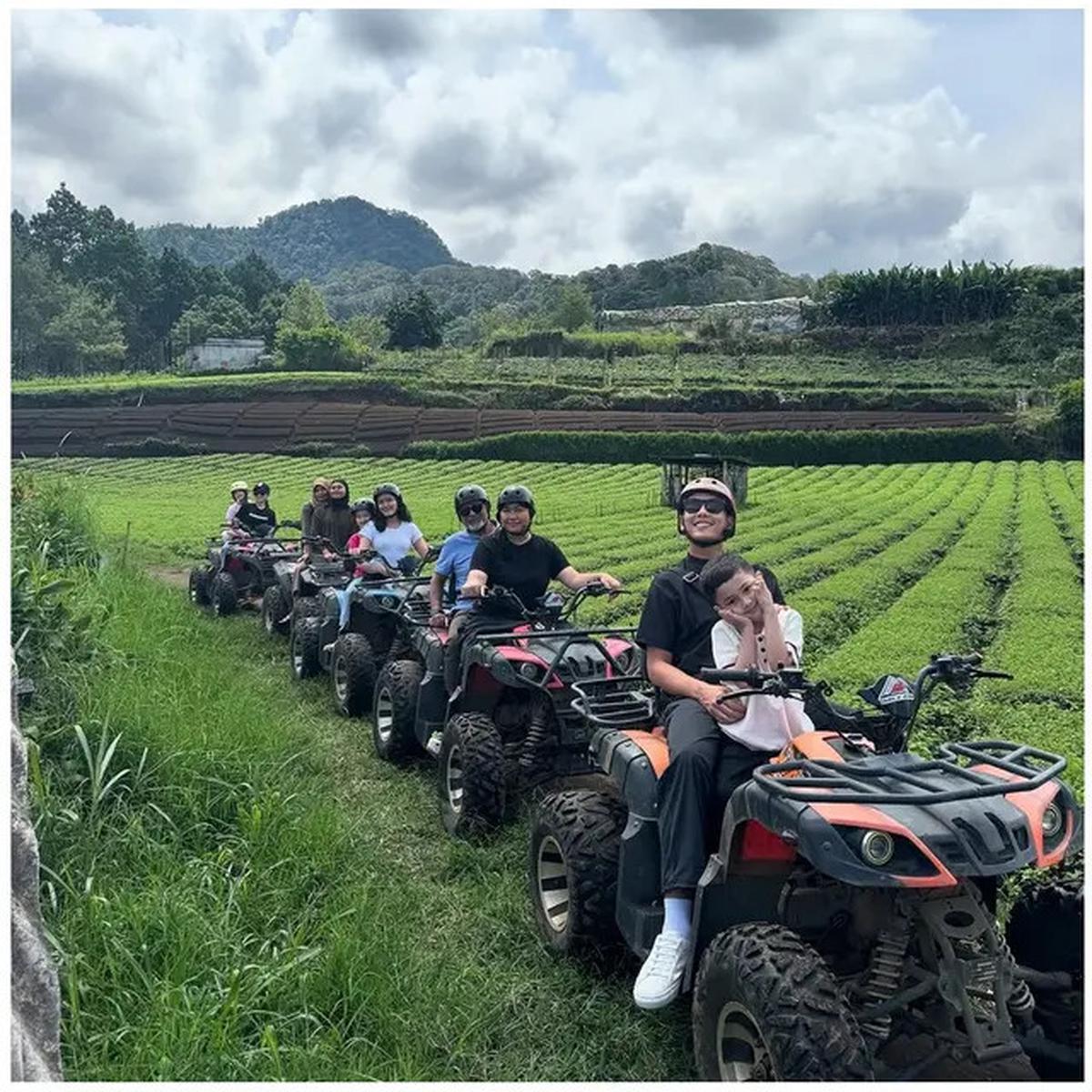 6 Potret Liburan Ussy dan Andhika di Kota Batu, Seru Naik ATV Bareng Anak