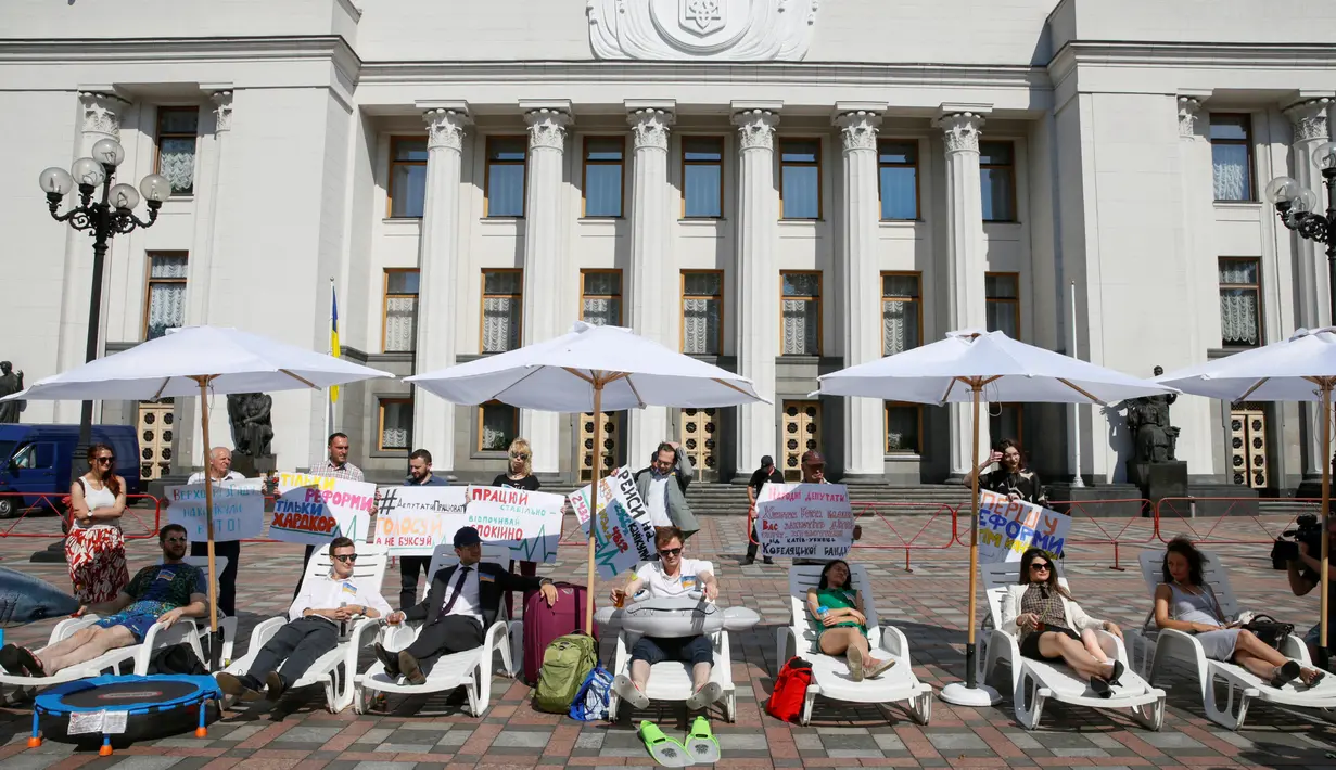 Sejumlah aktivis melakukan aksi di depan gedung parlemen Kiev, Ukraina, (12/7). Mereka menuntut para anggota parlemen untuk bekerja dan menyelesaikan tugas mereka dengan cepat bukannya mengundur waktu. (REUTERS / Valentyn Ogirenko)
