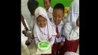 Seorang guru SD membagikan momen bahagia ketika murid-muridnya memberi hadiah kue ulang tahun. Foto: Tangkapan layar Twitter @shamepid.