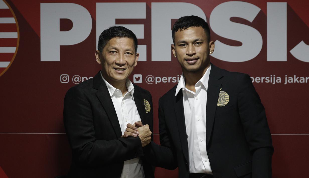 Direktur Olahraga Persija Jakarta, Ferry Paulus, berjabat tangan dengan Osvaldo Haay, di Kantor Persija, Kuningan, Jakarta, Senin, (10/2/2020). Pemain andalan Timnas Indonesia U-23 itu resmi memperkuat Macan Kemayoran musim depan. (Bola.com/M Iqbal Ichsan)