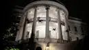 Laba-laba raksasa beserta jaringnya terlihat memenuhi pelataran Gedung Putih, Washington DC, AS, Sabtu (28/10). Laba-laba raksasa tersebut merupakan boneka yang sengaja dipasang dalam rangka menyambut Halloween. (AP Photo/Manuel Balce Ceneta)