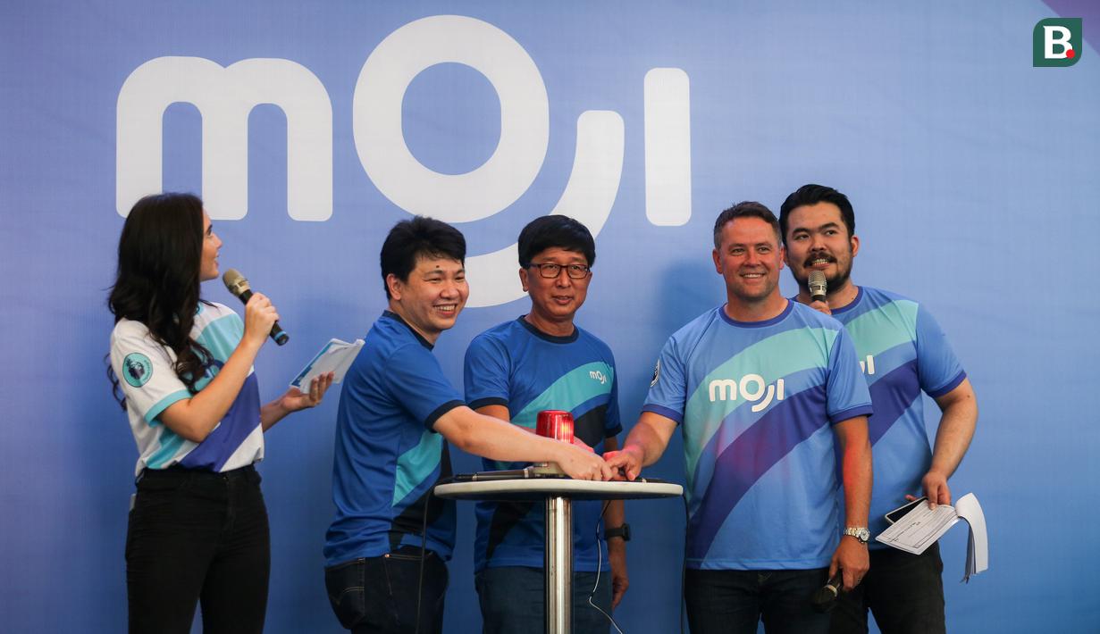 <p>Direktur Moji, Hendy Lim (tengah kiri), Managing Director Emtek, Sutanto Hartono (tengah), dan Michael Owen (tengah kanan) menekan tombol launching MOJI di Sumarecon Mall Serpong, Tangerang Selatan, Minggu (21/08/2022). (Bola.com/Bagaskara Lazuardi)</p>