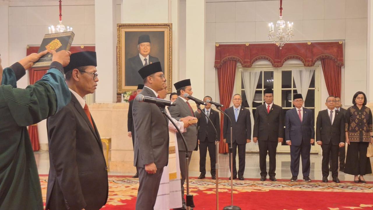 Presiden Joko Widodo atau Jokowi resmi melantik Bendahara Umum Partai Gerindra, Thomas Djiwandono sebagai Wakil Menteri Keuangan (Wamenkeu) II di Istana Negara Jakarta, Kamis, (18/7/2024).