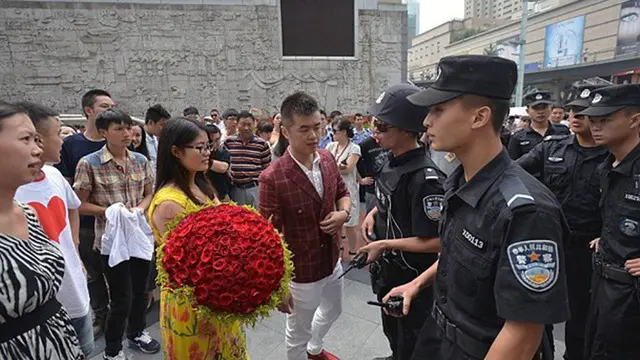 Pria Ini Ditangkap Polisi Karena Melamar Pacar