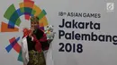 Pesilat Indonesia peraih medali emas, Sugianto berpose usai penyerahan medali tunggal putra pencak silat seni Asian Games 2018 di Padepokan Pencak Silat Taman Mini Indonesia Indah (TMII), Jakarta, Rabu (29/8). (Merdeka.com/ Imam Buhori)