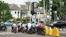 Pengendara sepeda motor melawan arus lalu lintas di perempatan lampu merah kawasan Gondangdia, Jakarta, Senin (29/4/2019). Para pengendara nekat melawan arus meski berpotensi menyebabkan kescelakaan. (Liputan6.com/Immanuel Antonius)