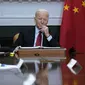 Presiden Joe Biden mendengarkan saat ia bertemu secara virtual dengan Presiden China Xi Jinping dari Ruang Roosevelt Gedung Putih di Washington, Senin (15/22/2021). Pertemuan dimaksudkan untuk menurunkan ketegangan antara AS dan China selaku dua negara adidaya dunia saat ini. (AP Photo/Susan Walsh)