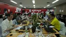Sejumlah wartawan dari berbagai negara siap melaporkan setiap hasil pertandingan di Kejuaraan Dunia Bulutangkis 2015 di Istora Senayan Jakarta, Rabu (12/8/2015). Kejuaraan Dunia Bulutangkis 2015 berlangsung 10-16 Agustus. (Liputan6.com/Helmi Fithriansyah)