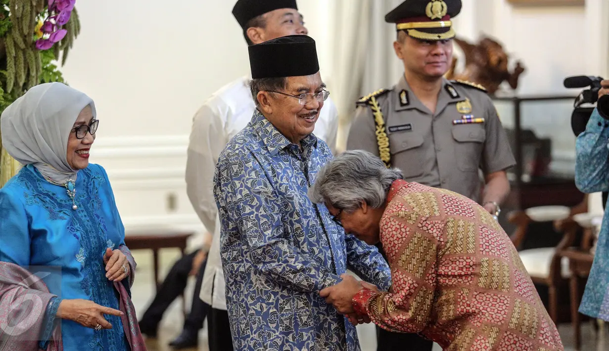 Wakil Presiden Jusuf Kalla menggelar open house perayaan Idul Fitri 1436 H di Istana Wakil Presiden, Jakarta, Jumat (17/7/2015). Sejumlah menteri dan politisi hadir dalam open house yang diselenggarakan Wapres Jusuf Kalla. (Liputan6.com/Faizal Fanani)