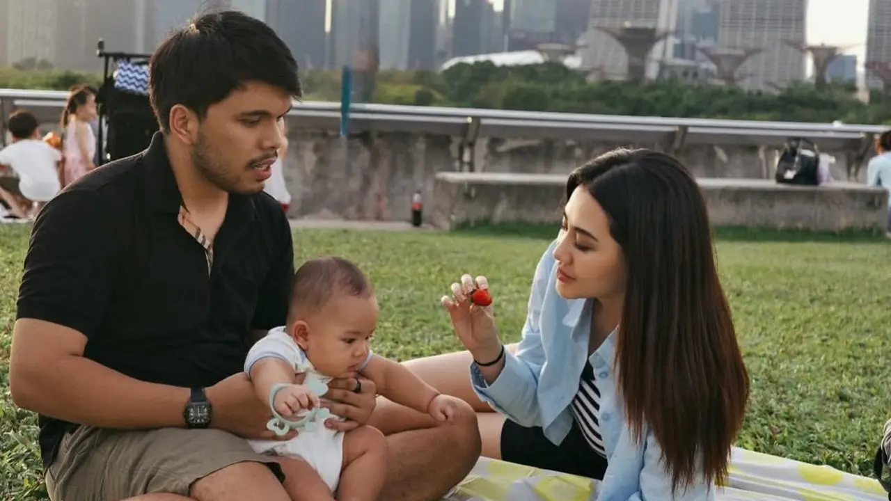 Jadi Ibu Tetap Stylish, Gaya Aaliyah Massaid Momong Anak Saat Liburan di Singapura