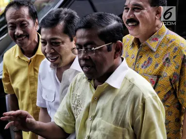 Senyuman Setya Novanto saat tiba untuk menghadiri peresmian pembangunan Gedung Panca Bakti DPP Golkar di Jakarta, Minggu (12/11). Mulai Jumat 10 November 2017, Setya Novanto kembali berstatus tersangka. (Liputan6.com/Faizal Fanani)