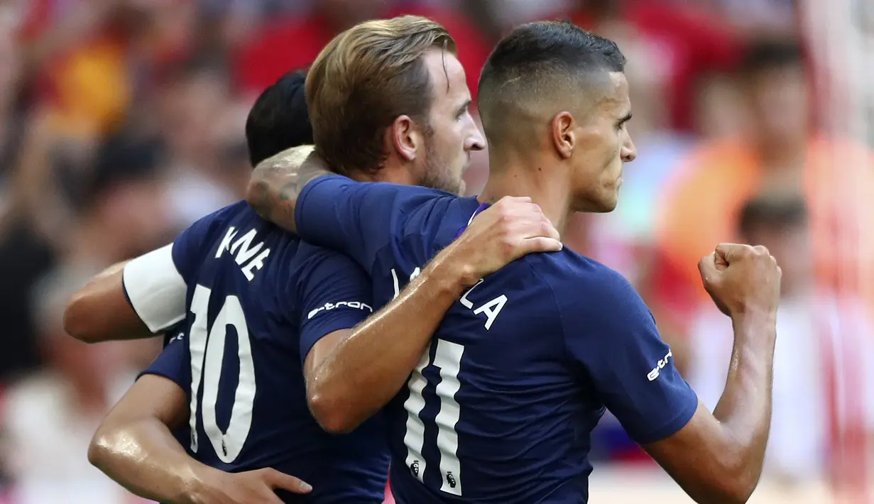 Penyerang Tottenham Hotspur, Harry Kane (tengah) berselebrasi dengan rekannya usai mencetak gol ke gawang Real Madrid pada pertandingan Audi Cup 2019 di stadion Allianz Arena di Munich, Jerman (30/7/2019). Tottenham menang tipis atas Madrid 1-0. (AP Photo/Matthias Schrader)