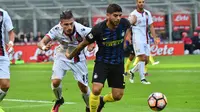 Gelandang Inter Milan, Ever Banega, berusaha melewati bek Cagliari, Fabio Pisacane, pada laga Serie A di Stadion San Siro, Milan, Minggu (16/20/2016). Inter Milan kalah 1-2 dari Cagliari. (AFP/Giuseppe Cacace)