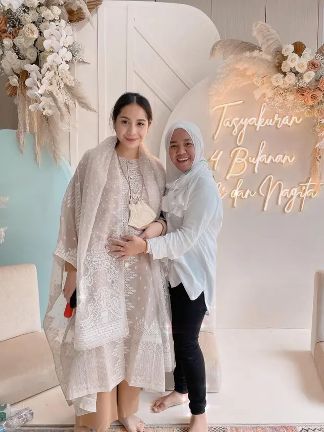 6 Potret Kedekatan Nagita Slavina dan Lala Pengasuh Rafathar, Bak Keluarga